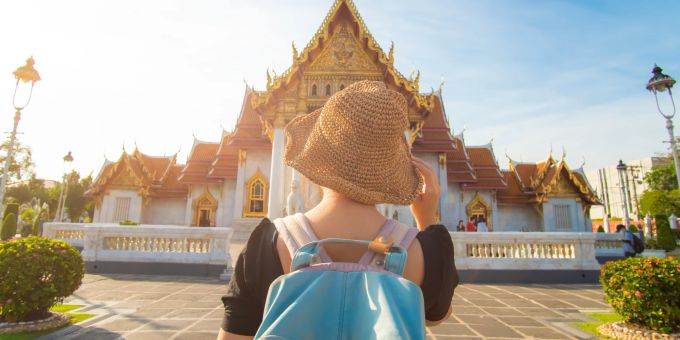 Viele asiatische Länder, etwa Thailand, bieten Reisenden ein budgetfreundliches Erlebnis. Tempel Bangkok, Thailand