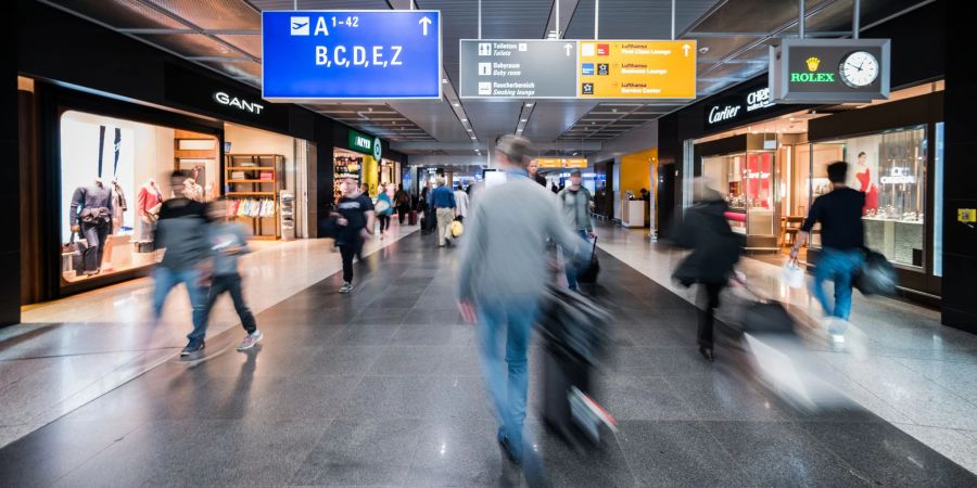 Brauchen Urlauber bei einer Flugreise für einen Zwischenstopp eine Einreisegenehmigung für dieses Land, muss ein Online-Portal Kunden im Buchungsprozess darauf hinweisen.