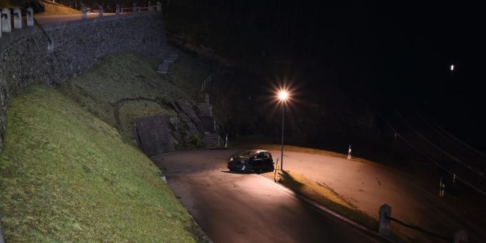 Autofahrer überschlägt sich in Soazza. Selbstunfall