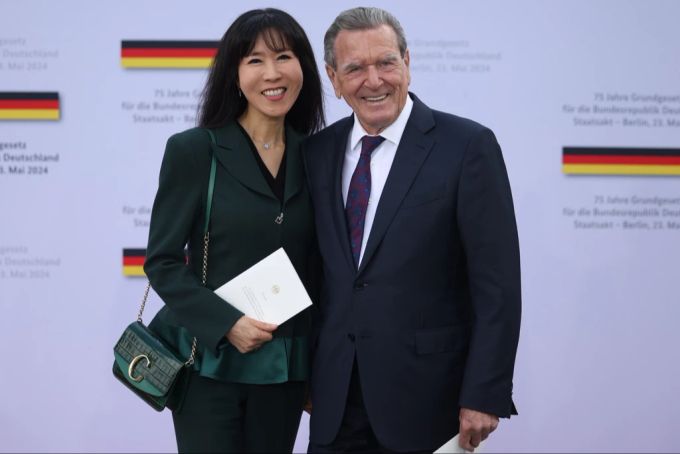 Gerhard Schröder leidet an Burnout. Weggefährten des SPD-Politikers machten sich schon länger Sorgen um ihn. Gerhard Schröder Burnout