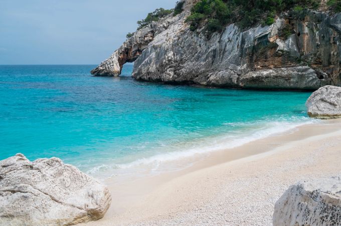 Eine malerische Bucht erwartet den Urlauber auf Sardinien. Sardinien