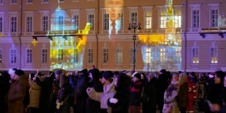 Landesweit verfolgen Menschen an Silvester die Neujahrsrede des russischen Präsidenten (Archivbild).