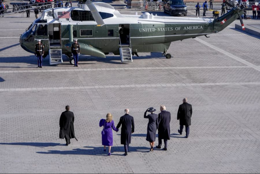 Nach der Zeremonie gingen sie Händchen haltend zum Helikopter.