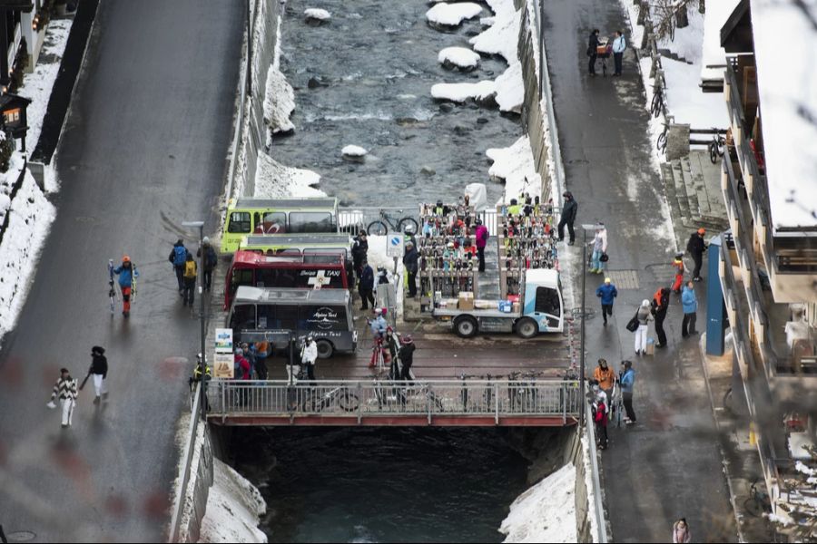 Die neuen Taxitarife wurden der Bevölkerung von Zermatt auch als «Entlastung des Motorfahrzeugverkehrs» schmackhaft gemacht.