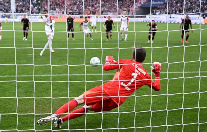 Frederik Rönnow hält einen Elfmeter. Bundesliga