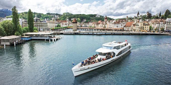 1-stündige Panorama-Yacht Saphir Rundfahrt ab Luzern. SGV