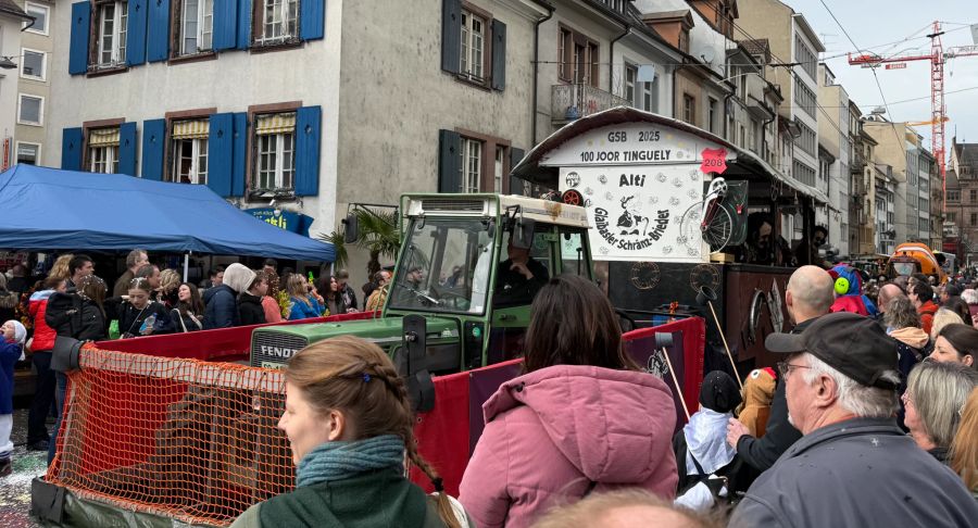 Auch der 100. Geburtstag von Künstler Jean Tinguely wird mehrfach aufgegriffen.