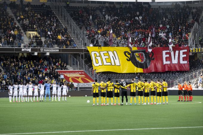 Die Spieler von YB und von Servette gedenken dem Sohn von Meschack Elia mit einer Trauerminute. yb