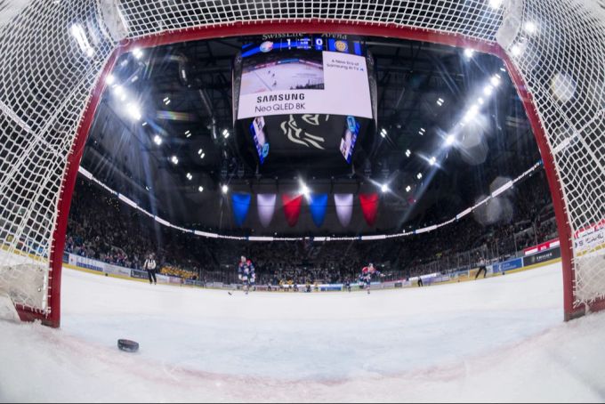 Die ZSC Lions versorgen die Scheibe im eigenen Tor. ZSC Lions