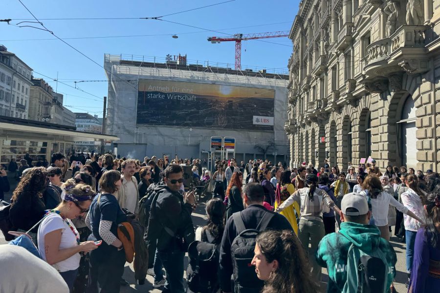 Erste Demo-Teilnehmende versammeln sich am Samstagmittag in der Zürcher Innenstadt.