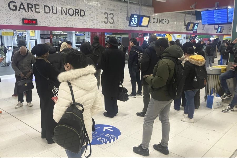 Zahlreiche Passagiere mussten am Freitagmorgen am Pariser Bahnhof ausharren.