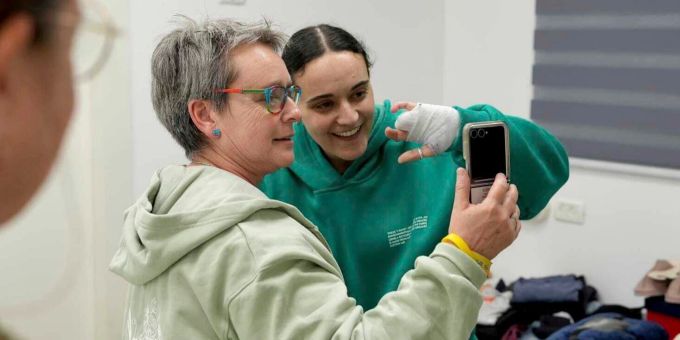 Emily Damari, die auch die britische Staatsbürgerschaft besitzt, war 15 Monate in der Gewalt der Hamas im Gazastreifen. Sie verlor zwei Finger der linken Hand. emily