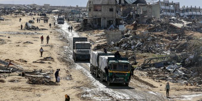 Lastwagen bringen dringend benötigte Hilfsgüter nach Gaza. Hilfsgüter