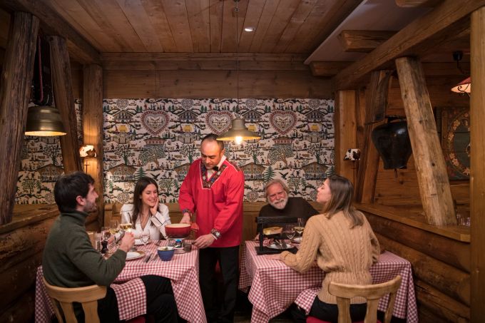 Die Fromagerie ist alpine Gemütlichkeit pur – mit Trüffel-Fondue und Château statt Schorle. restaurant fondue