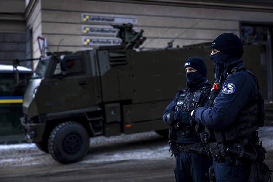 Die Armee unterstützt die Polizei beim Schutz der Infrastruktur und bei der Logistik.