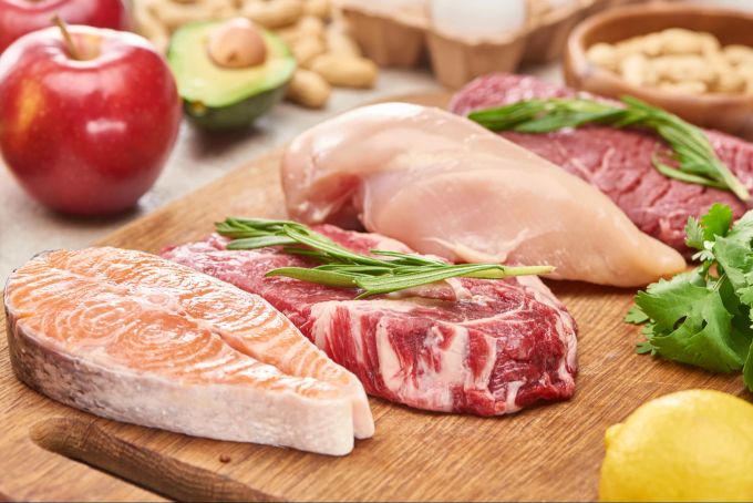 Bei einer ketogenen Ernährung wird viel Eiweiss in Form von Fleisch und Fisch aufgenommen. Ernährung