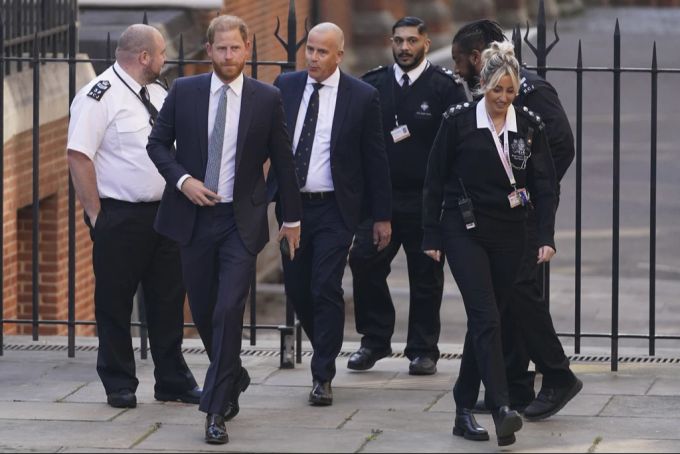 Erst nachdem die Frau aus dem Saal geworfen wurde, wurde Harry zurück ins Gebäude gebracht. Prinz Harry