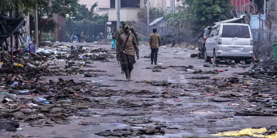 Kämpfer der Miliz M23 patrouillieren in Goma. (Archivbild)