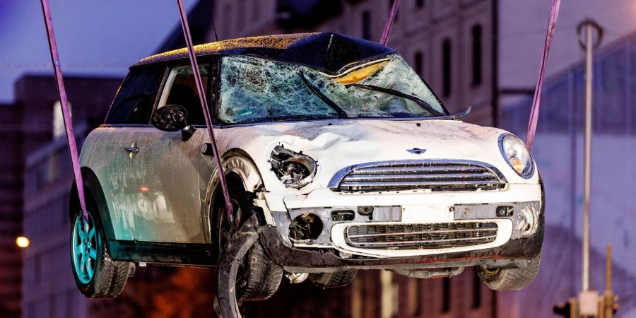 Mit diesem Auto fuhr der Täter von hinten in den Demonstrationszug. Eine Mutter und ihr Kind starben inzwischen an den Folgen ihrer schweren Verletzungen.