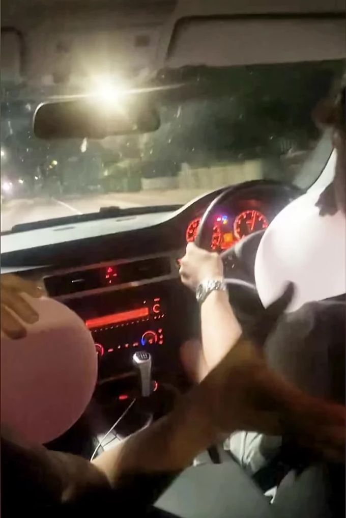 Kurz vor dem Unfall wurde im Auto mit einem Handy ein Video aufgenommen, das die Gruppe lachend zeigt, wie sie Lachgaskanister nach vorne weiterreichen. Lachgas Unfall