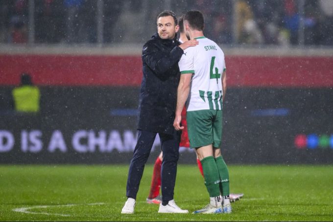 FCSG-Trainer Enrico Maassen tröstet seinen Torschützen nach dem Ausscheiden aus der Conference League. FC St. Gallen