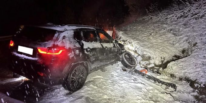 Urnäsch AR: In Stützmauer geprallt. In Stützmauer geprallt.