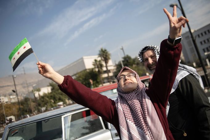 Menschen feiern auf der Straße, nachdem syrische Rebellen die Stadt Damaskus erobert haben, in Damaskus, Syrien, 08. Dezember 2024. putin