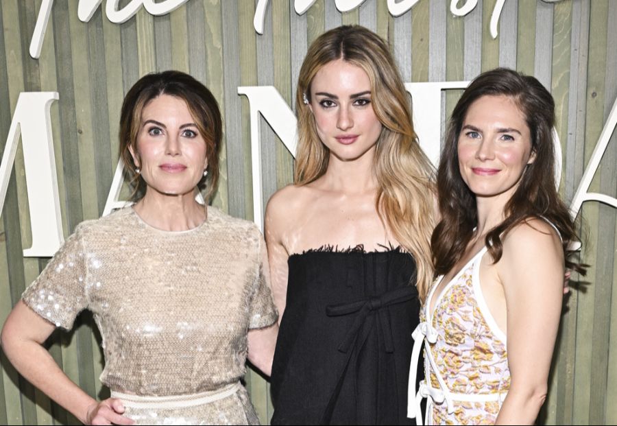 Die Serie feierte gestern Abend Premiere. Amanda Knox (rechts) wird von der Schauspielerin Grace Van Patten (Mitte) gespielt. Die Produzentin Monica Lewinsky (links) war natürlich auch mit v