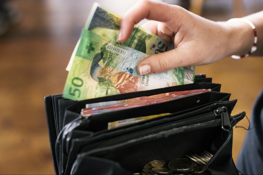 Gastrosuisse will Rechtssicherheit schaffen und setzt sich für eine vollständige Abgabe- und Steuerbefreiung von Trinkgeld ein. (Symbolbild)