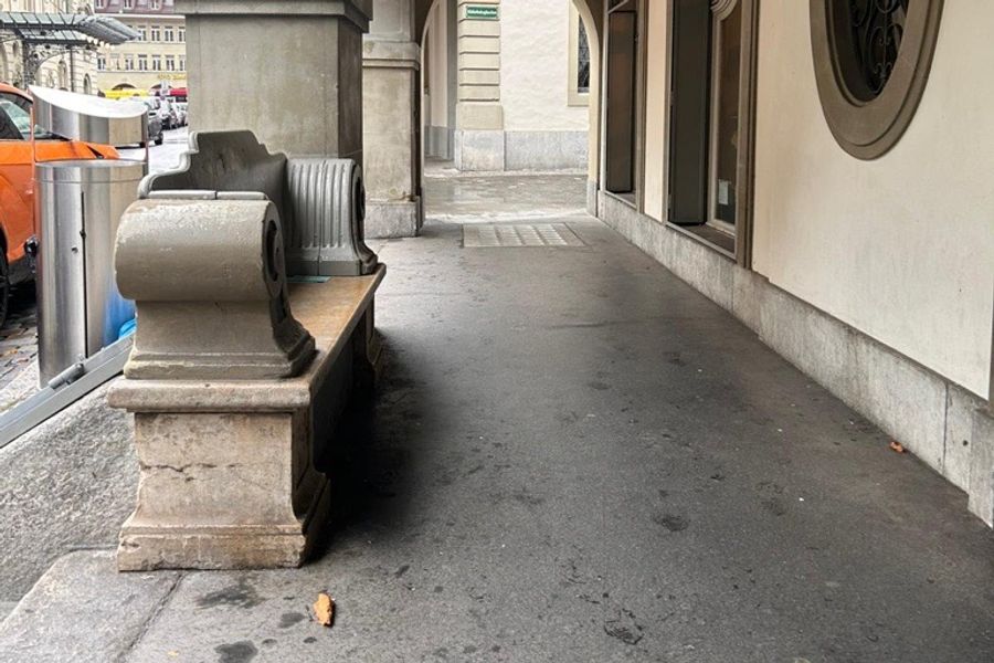 In dieser Laube in der Berner Altstadt durchsuchte ein mutmasslich obdachloser Mann eine fremde Handtasche.