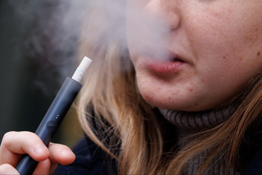 Daher befürchten Fachleute, dass sich Vapes als Einstiegsdroge für Zigaretten oder andere Stoffe eignen.