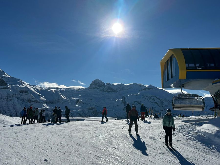 Zahlreiche Skibegeisterte sind auf den Pisten unterwegs.
