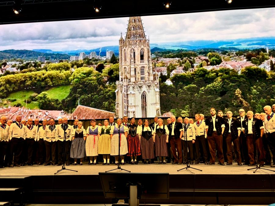 Begrüssungschor von Jodlerinnen und Jodler aus der ganzen Schweiz.