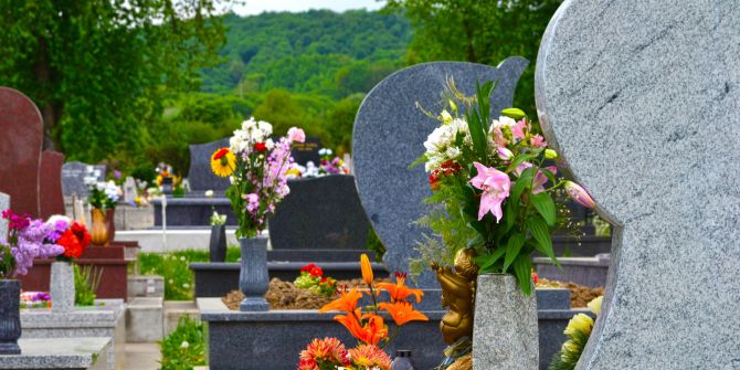 Friedhof Blumen frisch Gräber
