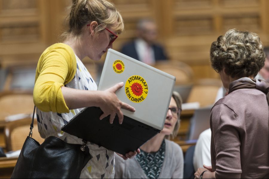 Auch bei Grünen-Nationalrätin Aline Trede stand der Anti-Atom-Sticker hoch im Kurs.
