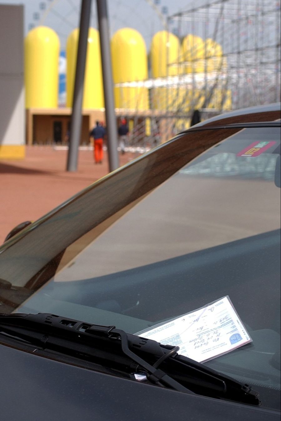 Wenn Anwohner fortan darauf parkieren, will der neue Nachbar Bussen ausstellen. (Symbolbild)