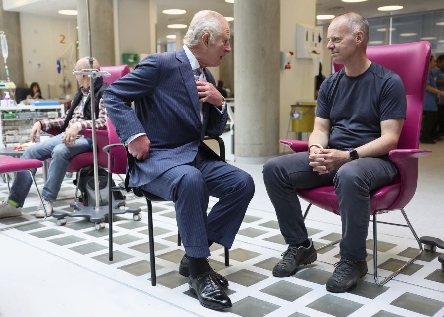 König Charles bei einem Besuch im Krebszentrum: Er will die Aufmerksamkeit auf den Kampf gegen alle Arten von Krebs lenken. (Archivbild)