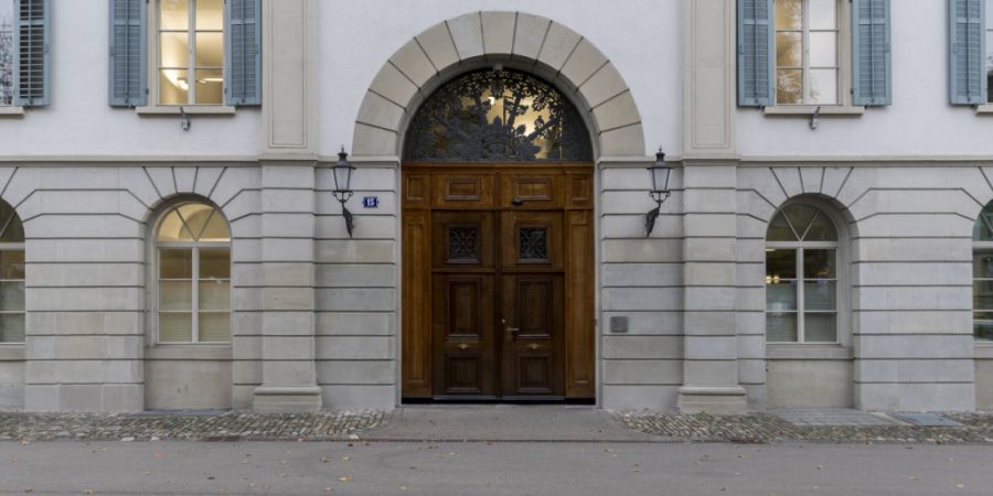 Das Zürcher Obergericht befasste sich am Dienstag zum zweiten Mal mit einem Mann, der 2021 im HB eine Frau vor einen einfahrenden Zug gestossen hatte. (Symbolbild)