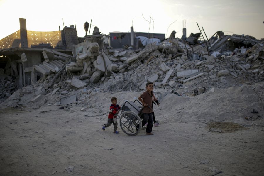 Kinder spielen in einer zerstörten Strasse in Gaza – trotz anhaltender Unsicherheit.