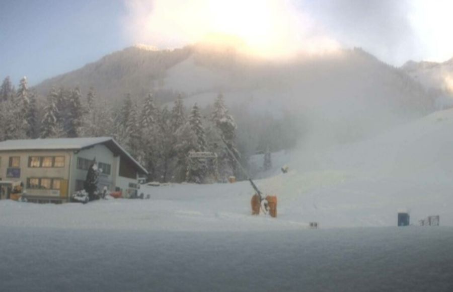 In Schwarzsee FR sind die Bahnen schon diesen Samstag statt am 13. Dezember offen. Heute Donnerstagmorgen sieht es im Freiburger Wintersportort so aus.