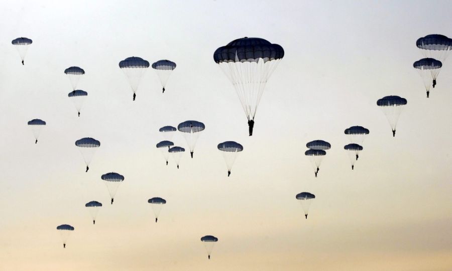 Moskau liefert Fallschirmsysteme an Peking und trainiert die Soldaten.
