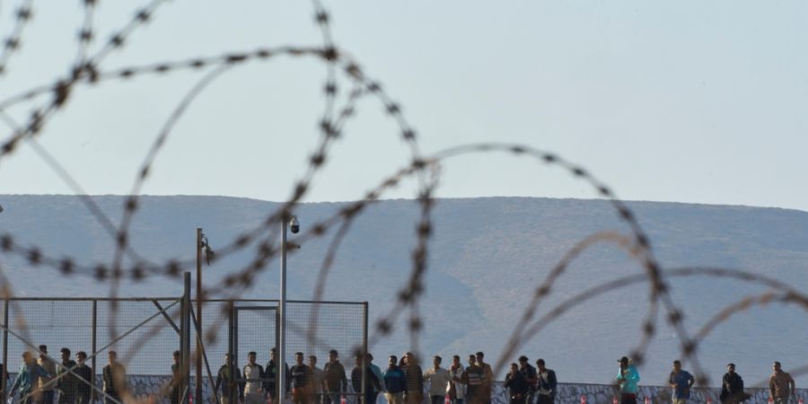 ARCHIV - Migranten, die südlich von Kreta gerettet wurden, sind nach ihrer Ankunft im Hafen von Lavrio zu sehen. Die griechische Regierung möchte ihre Migrationspolitik verschärfen: ...