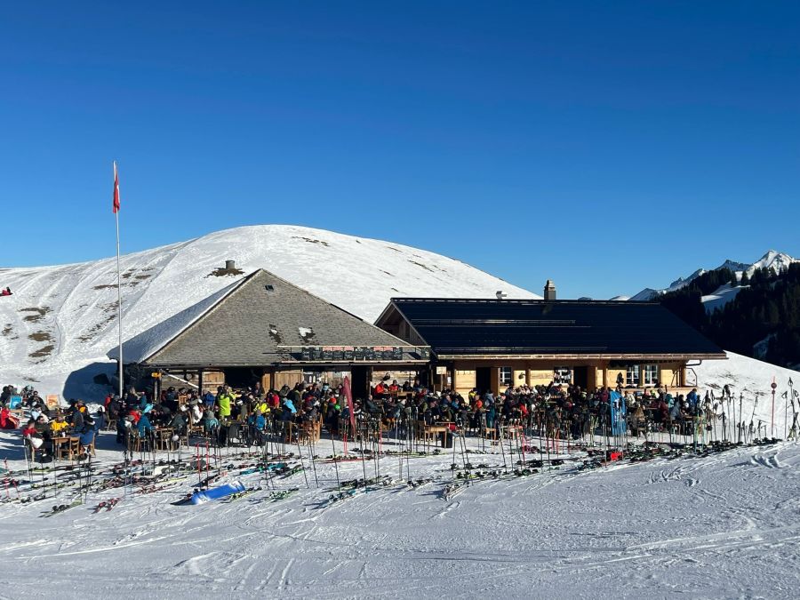 Die Chumihütte im Skigebiet Adelboden-Lenk BE ist in diesen Tagen immer voll besetzt.