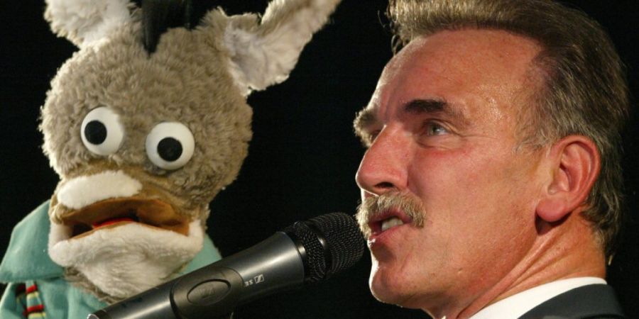 Der Schweizer Bauchredner Kliby mit seiner Begleiterin Caroline. (Archivbild)