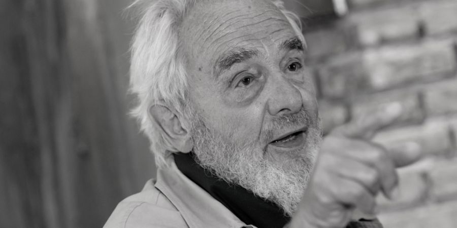 Der Künstler Arnulf Rainer steht in der Ausstellung der Pinakothek der Moderne «Königsklasse II» in Schloss Herrenchiemsee. Foto: Sven Hoppe/dpa/Archiv