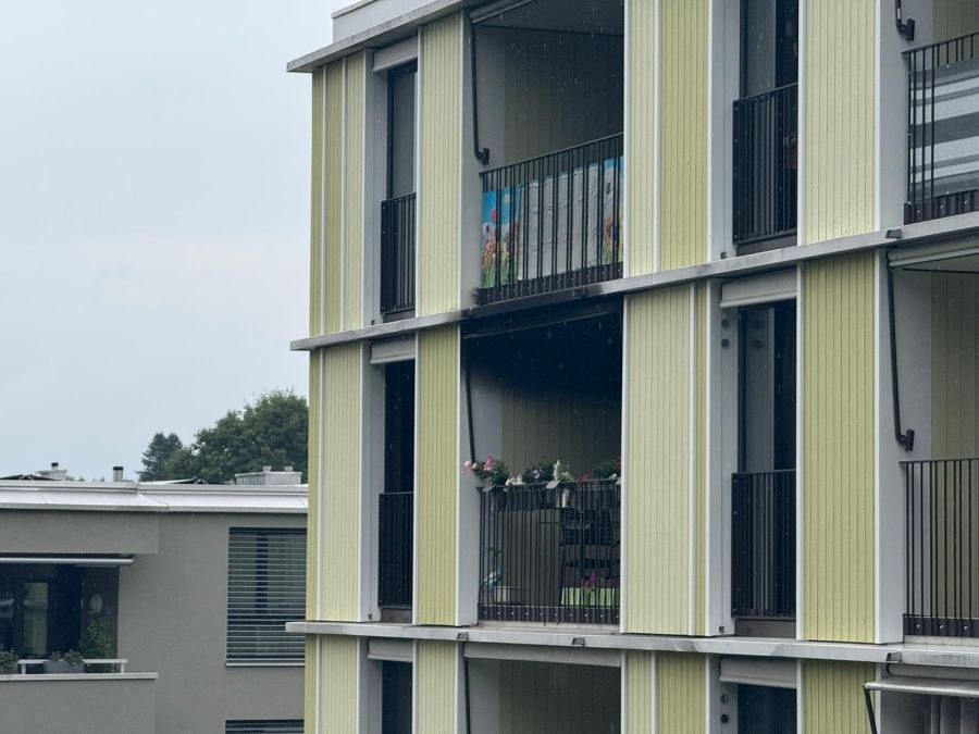 In Gossau ZH ist ein Mehrfamilienhaus in Brand geraten.