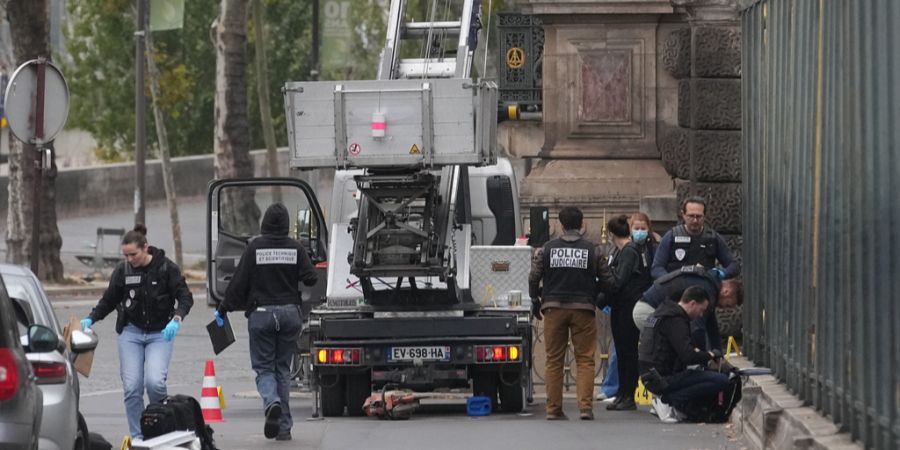 Die Täter verschafften sich mithilfe einer Hebebühne Zugang zum ersten Stock des Museums. (Im Bild: Ermittler suchen nach Hinweisen in der Nähe der Hebebühne)