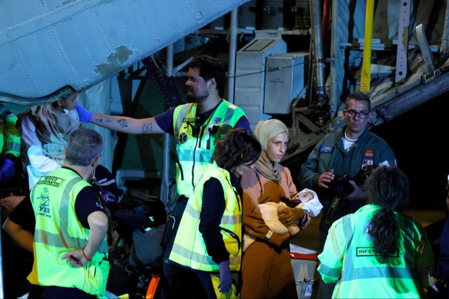 Einige andere Länder haben bereits Kinder aus dem Gaza-Streifen aufgenommen, die dringend medizinische Hilfe benötigen. Hier zu sehen ist ein Transport der Kinder nach Italien. (Archivbild)