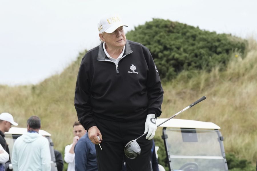 «Es muss dann schon ein exotischer Golfplatz sein», rät Max Schweizer bei einer Einladung zum Golfen in der Schweiz.