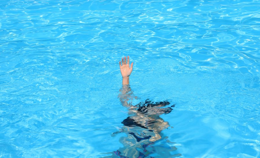 Frau Schwimmbad unter Wasser Hand